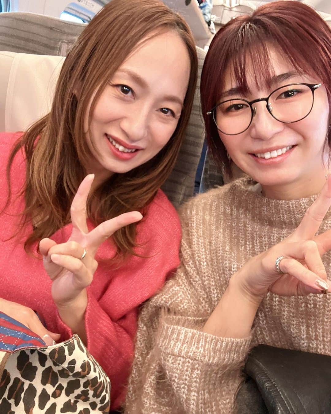 大友愛のインスタグラム：「今日はまりと🚅✨  中3からの仲👯‍♀️💕  @mariochiai5714   名取までいくよぉーー🙌  #1982年組 #落合真理 #ユース代表 #世界一メンバー #バレーボール #同級生 #まりと一緒だと何かが起きる」