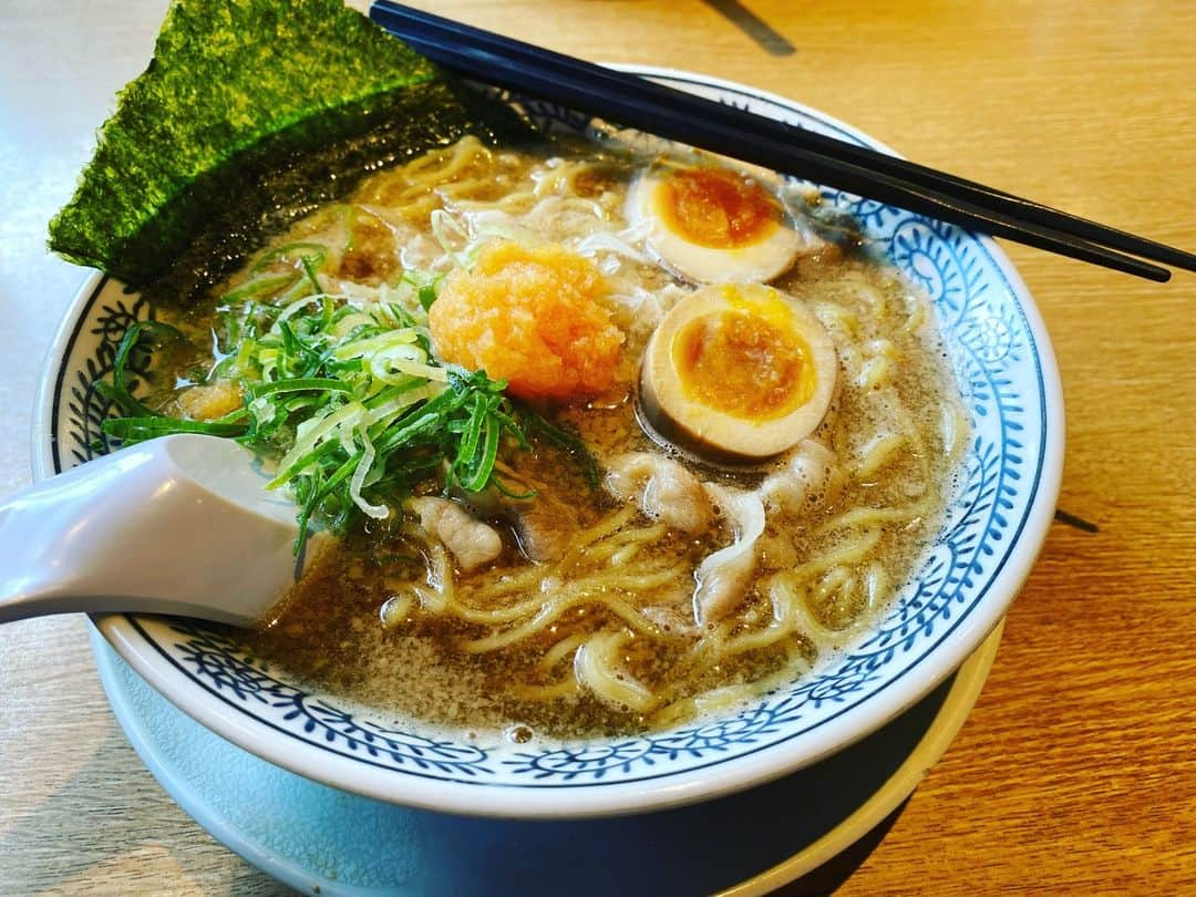 前原誠司のインスタグラム：「今日のお昼は、「丸源ラーメン」さんの名神高速道路・京都南インター店に伺い、「味玉肉そば」と「からあげ」（スタッフとシェア）をいただきました。元廣社長様にはわざわざお顔を見せていただき、誠にありがとうございました。とても美味しかったです。ご馳走様でした。（誠）#まえはランチ　 https://map.yahoo.co.jp/v2/place/uBRk_M4usI6?fr=sydd_p-brandlist-brand-list_brl-ttl」