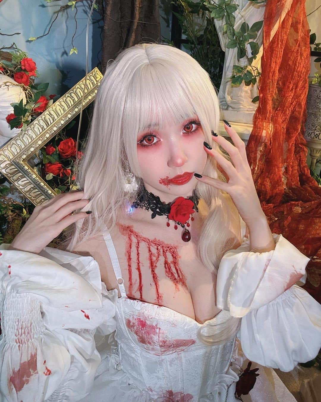 Sherryのインスタグラム：「- Are you ready for Halloween💉🩸 明天，5點，好像會有事發生呢…?  #halloween」