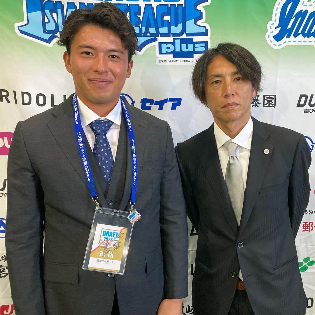 阪神タイガースさんのインスタグラム写真 - (阪神タイガースInstagram)「ドラフト2位の徳島インディゴソックス・椎葉剛選手に指名挨拶を行いました！椎葉選手からファンのみなさまへメッセージです！ #阪神タイガース #ドラフト2位 #椎葉剛 選手 #徳島インディゴソックス  #渡辺亮 スカウト」10月30日 16時56分 - hanshintigers_official