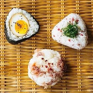 志摩有子のインスタグラム：「塩むすびは最強だけど、具材をいろいろ考えるのも楽しい。煮卵とかカリカリ梅としらすとか生ハムとクリームチーズなんていう組み合わせも。 今度の新刊にはおにぎりのページも。  #日々麺ごはん」