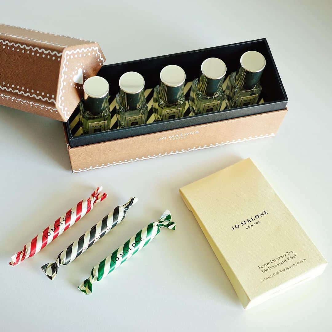 omomuroniのインスタグラム：「🎪🍿🎬💈🚧 しましまの誘惑  @jomalonelondon のクリスマスコレクション “ジンジャーブレッドランドへようこそ♪” ジョーマローンにはエレガントな印象あったから あのかわいい広告ビジュアルは意外性に一目惚れ。  店頭に香りを試しにいったら…まさに🍪！ 他にもオレンジビターやクリスマスの朝の香り…♡ 迷って迷ってネットから購入したら、特典で こんなかわいいしましまミニコロンもついてきた🙌  冬のコフレはグッと堪えてこれと あとNARSのリキッドチークミニセットを予約中。 みんな冬のコフレなにか買いましたかー。  #ジョーマローン #ジョーマローンロンドン #クリスマスコフレ #ジンジャーブレッド」