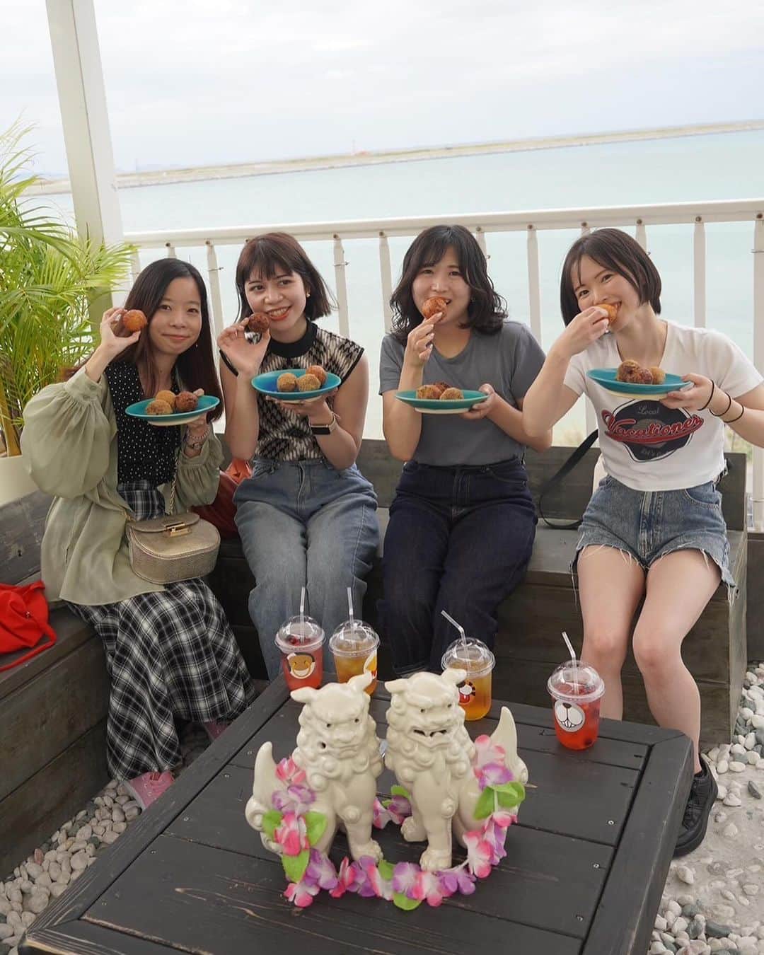 Yuri Sakuraiさんのインスタグラム写真 - (Yuri SakuraiInstagram)「ふわふわ！もっちり食感の揚げたて "島豆腐入りサーターアンダギー"！  MK CAFEの人気商品として 連日フィーバーしています♪  いろいろな試作をする中で、 自分たちのお店でしか食べることのできないものを作りたいと、 沖縄で作られている 栄養価の高い〝島豆腐〟を練り込み、 粉もオリジナルの配合で混ぜたものを使用し、  外はカリッと、中はモチッとする新食感の サーターアンダギーを作ることに成功しました！  味は、 ・黒糖 ・紅芋 ・濃厚チョコレート ・のびーるチーズ  の4種類をご用意していて、 今年に入りこの4つの味を一つずつミックスした全種類が楽しめる 〝オールスターサーターアンダギー〟 を発売してからこちらがダントツ1番人気になりました！  ひとつのカップに４つ入りですが、 "1人で全部の味を独り占めしたい！"と 皆さん1つずつ頼んで下さる方も多く、  みんなに食べさせたい‼︎と 大量にオーダーして下さったりと 嬉しいご報告を聞いています！  島豆腐入りサーターアンダギーは、 地元の方や、SNSを見て下さっている方など 連日多くの方々に食べていただき、 スタッフともより美味しく食べてもらえるように改良を重ねていこうといつも話しています！  カフェスタッフ全員で こだわり続けていきますので、 ぜひ沖縄旅行の際には サーターアンダギーを楽しんで頂けたら嬉しいです！  #サーターアンダギー #沖縄ドーナツ#ドーナツ#カフェ  #沖縄スイーツ#沖縄お菓子 #鯖バーガー#ハンバーガー #沖縄力フェ#沖縄南部カフェ#沖縄観光 #瀬長島#ウミカジテラス#瀬長島ウミカジテラス #𝗆𝗄𝖼𝖺𝖿𝖾#𝗈𝗄𝗂𝗇𝖺𝗐𝖺#𝗎𝗆𝗂𝗄𝖺𝗃𝗂𝗍𝖾𝗋𝗋𝖺𝖼𝖾 #cafe」10月30日 16時53分 - yuri_sakuraiii