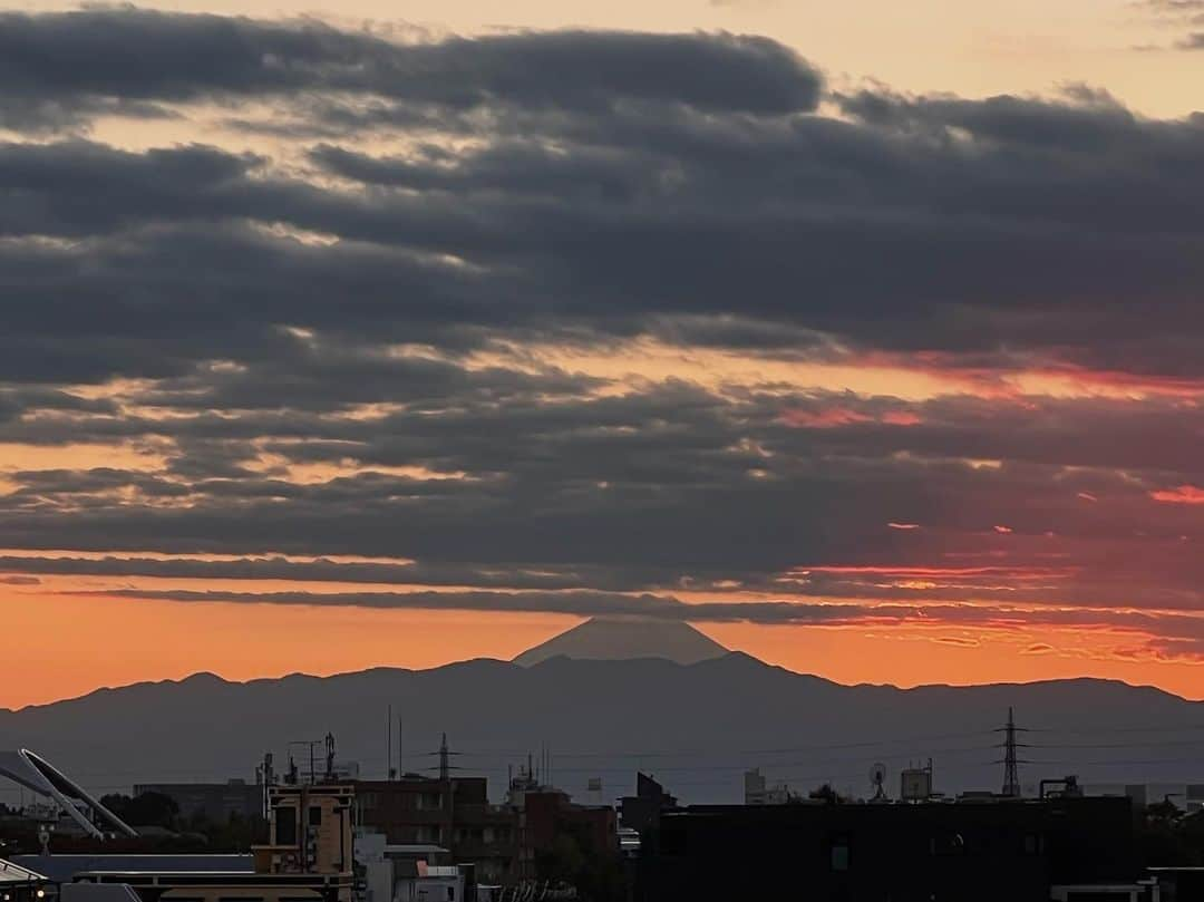 渡辺達生のインスタグラム：「2023.10.30…今日の富士山。急いで帰ったんですがこんな感じでした #tatsuowatanabe」