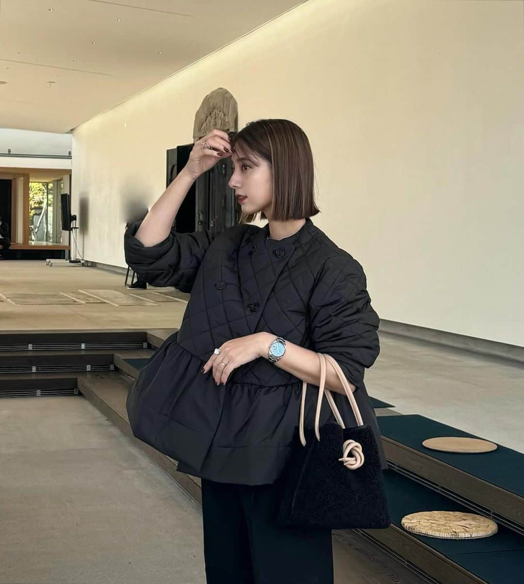 青野未来 / MikuAonoさんのインスタグラム写真 - (青野未来 / MikuAonoInstagram)「. . 🍵🍡 @amijima_chaya   @vasic_japan の銀座三越限定ボンドミニ🤭🖤 ボアが可愛すぎるね🥹!!!  ボアが好きすぎてボアばっかり増える🐏🐏  #ootd outer @_y_o_r_i_  pants @uniqlo_with  sneaker @nike @sacaiofficial  . . #vasic#vasicbondmini  #yori#yori_japan  #nikesacai#関西ママ#ママコーデ #京橋カフェ」10月30日 15時28分 - miiikunkun