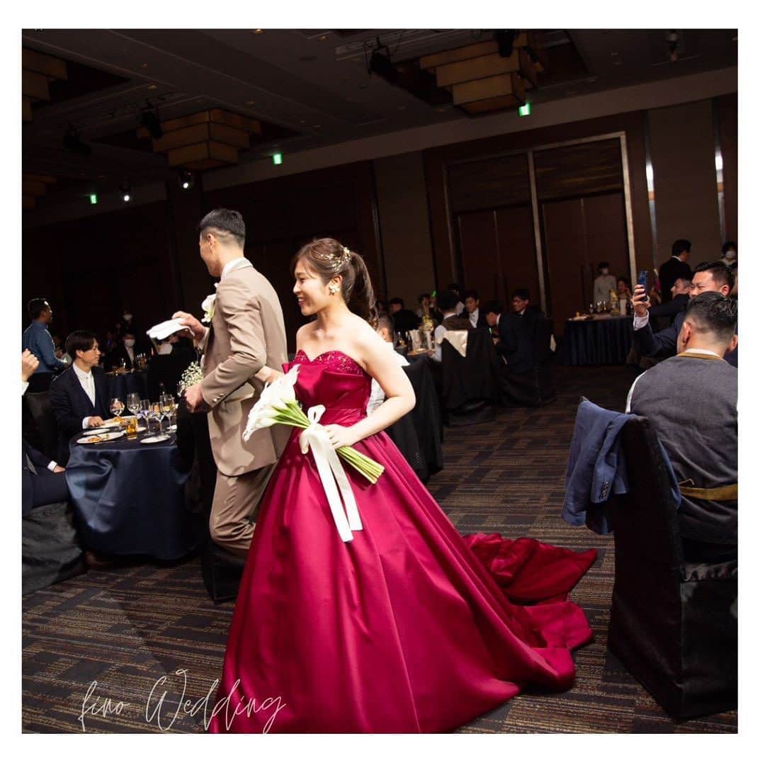 fino_wedding【フィーノ公式】さんのインスタグラム写真 - (fino_wedding【フィーノ公式】Instagram)「【卒花嫁レポート】  @nippondairahotel_wedding   シンプルでボリューミーなウエディングドレスと彼の制服姿がとってもマッチしていて、制服を披露宴で着るか、挙式で着るか迷いましたが、キチンとした式の時に着用したい！との思いで挙式から制服にして大正解でした。  青空と芝生にも映えた衣装はゲストからも大絶賛でした  友人の多い彼なので、披露宴はカジュアルなタキシードに。 ワインレッドのカラードレスとのバランスも入場した瞬間にゲストから歓声が❤️  カラードレスは少し悩みましたが、イサムモリタのワインカラーのドレスにして大満足です。  #ホテルウエディング  #シンプルコーデ  #彼の制服  #ウエディングスタイル  #披露宴会場コーディネート  #カラードレス  #卒花嫁レポ  #卒花しました  #青空の下で  #weddingreport  #weddingseason  #weddingday  #weddingdress  #colordress  #お色直し  #ヘアメイク  #袖付きドレス  #結婚式コーデ  #静岡卒花嫁」11月2日 18時45分 - fino_wedding