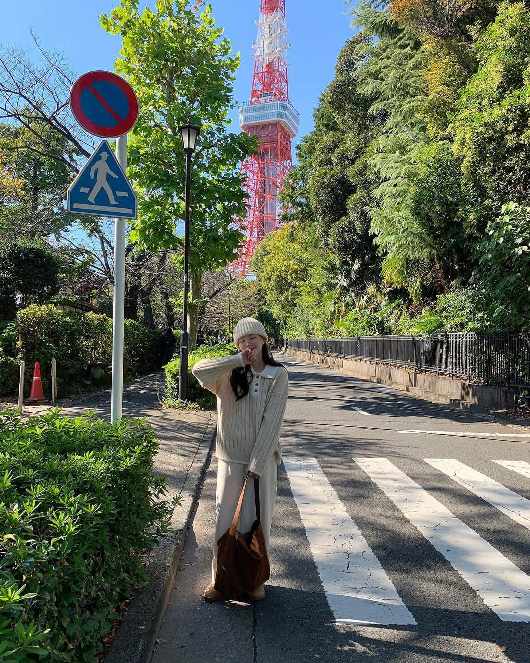 HOTPING公式アカウントさんのインスタグラム写真 - (HOTPING公式アカウントInstagram)「東京タワーの名所である芝公園よりも100倍絶景だった～！😳💗  みんなはここがどこかわかるかなぁ～？🤔🤔  東京タワーの隠れスポットがあれば教えてください💞  #japan #tokyo #日本 #東京 #日本旅行 #東京タワー #hotping日本撮影 #f/wコーデ #秋コーデ #冬コーデ #ニットコーデ #ビーニー #新作 #韓国通販サイト #韓国ブランド #韓国ファッション #韓国コーデ #カジュアル #カジュアルコーデ #シンプルコーデ #体型カバー #hotping #ホットピング #fashion #dailylook #ootd #일본 #도쿄」10月30日 15時23分 - hotping_japan