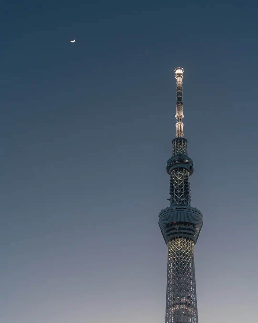 Joshのインスタグラム：「// Blue Skytree. I was originally going to use more photos I took this day for a reel, but I just now realized the video I took for the idea I had was on the stolen iPhone that didn't back up to the cloud.. Sad. All good - will just do an old fashion photo only post. Nothing particularly amazing about this spot, Jukken bridge, but it's funny to see how its popularity has forced them to put a sign there saying "No tripods". . Anyways, slowly working towards a photo guide has been fun, but there are just too many places to include. November is going to be a busy month ;) . . . . #japan #japaneseculture #visitjapan #visitjapanjp #visitjapanau #explorejapan #japantravel #tokyoweekender #matcha_jp #japanawaits #japan_vacations #discoverjapan #discovertokyo #japanlandscape #japanlife #tokyo #skytree #sunsetporn #twilightedits #sunsetcity」