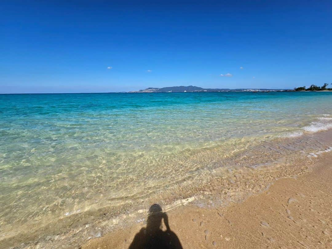 Shihoさんのインスタグラム写真 - (ShihoInstagram)「青い。  #blue #ocean #sea #sky #beach #earthing #sunnyday #海 #空 #快晴 #singerslife」10月30日 15時35分 - fried_pride_shiho