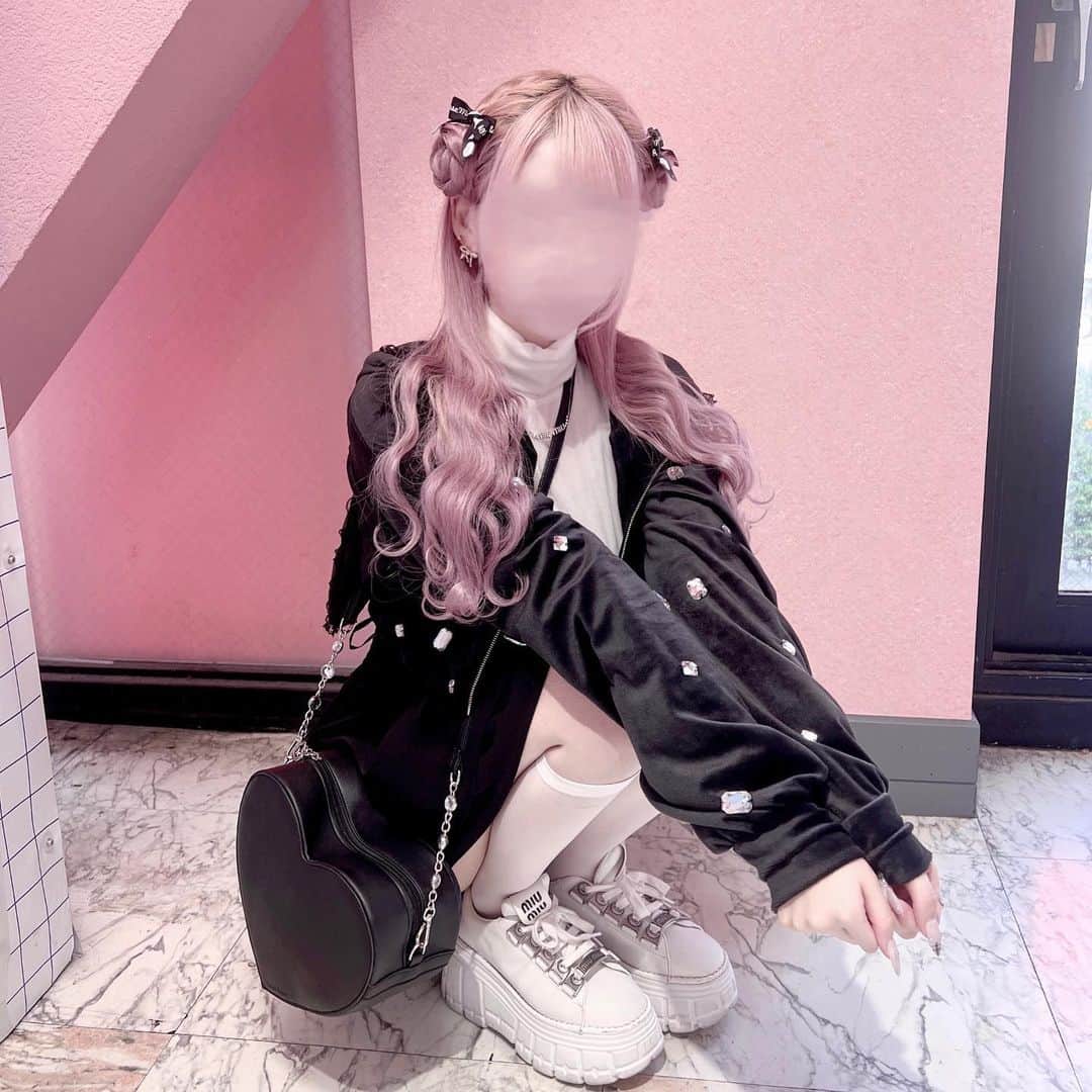 のインスタグラム：「アンクのビジュー付きベロアパーカーかわいすぎて買っちゃったっﾛ <🎵⸝⋆  羊ヘアと合わせたんだけど、この日のコーデわたしっぽくて大好き❤︎ ビジューベルトのハート型バッグは自分のプロデュース🫶🏻一時販売停止中なので販売再開したらお知らせします𖤐  #隠しきれないヲタク #量産型 #量産型ヲタク #非量産型 #非量産型ヲタク #量産型ヘアメ #ankrouge #michellmacaron #niceclaup #miumiu」