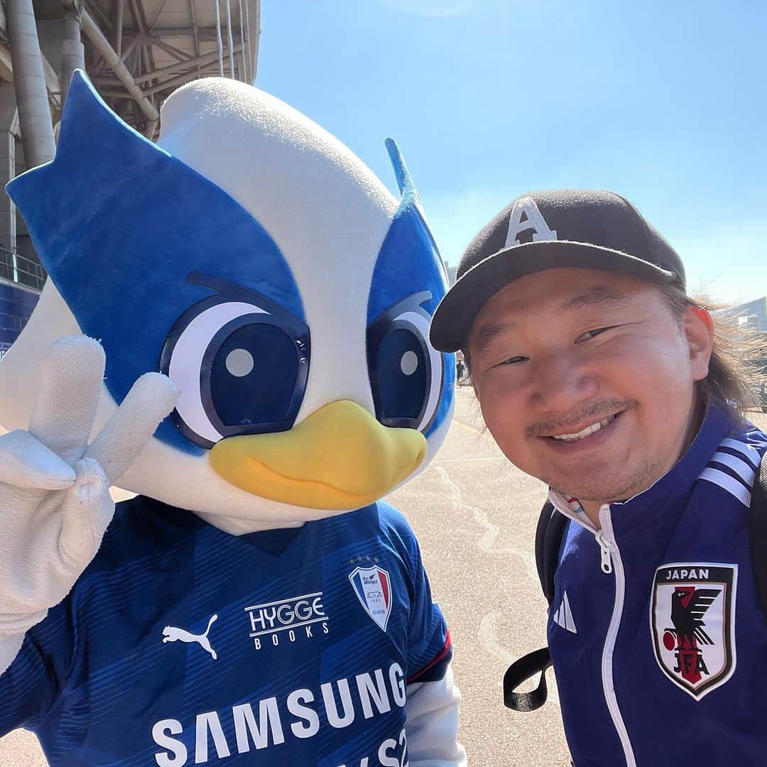 植田朝日のインスタグラム：「🇰🇷🇰🇷🇰🇷  昨日はKリーグ 水原三星ブルーウィングスvs大田シチズンを見に行ったぞ！  東京的に言うとオ ジャンウンvs オ ジェソクの『オ ダービー』だね！？苦笑  にしても小塚くんはアシストもしたし堂々と中心選手だったな〜。  彼のファンは見に行った方が良いよ！w  友人もいるし、降格しないように水原三星には頑張って欲しい。  #韓国サッカー #Kリーグ #サッカー旅 #朝日旅 #FooTravelleR #水原三星ブルーウィングス #大田シチズン」