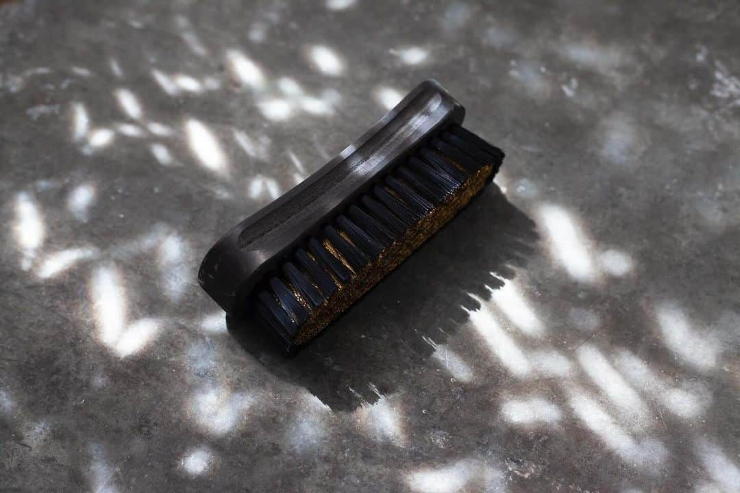 m.mowbrayさんのインスタグラム写真 - (m.mowbrayInstagram)「SANOHATA BRUSH for suede  中央部には良質で当たりの柔らかい真ちゅう( ワイヤー) を採用。 スエードを「ふんわり」とした風合いに仕上げます。 . . .  #靴磨き#靴修理 #シューシャイン#シューケア #革のある暮らし#革のある生活 #革#本革#革製品#革職人#革雑貨 #経年変化#エイジング #靴好き#革靴好き #革靴好きと繋がりたい #靴磨き好きな方と繋がりたい #ローファー#ローファーコーデ #ローファ男子#ローファー女子 #今日の靴#今日の足元 #お手入れ#手入れ #メンテナンス #スエード」10月30日 15時46分 - m.mowbray