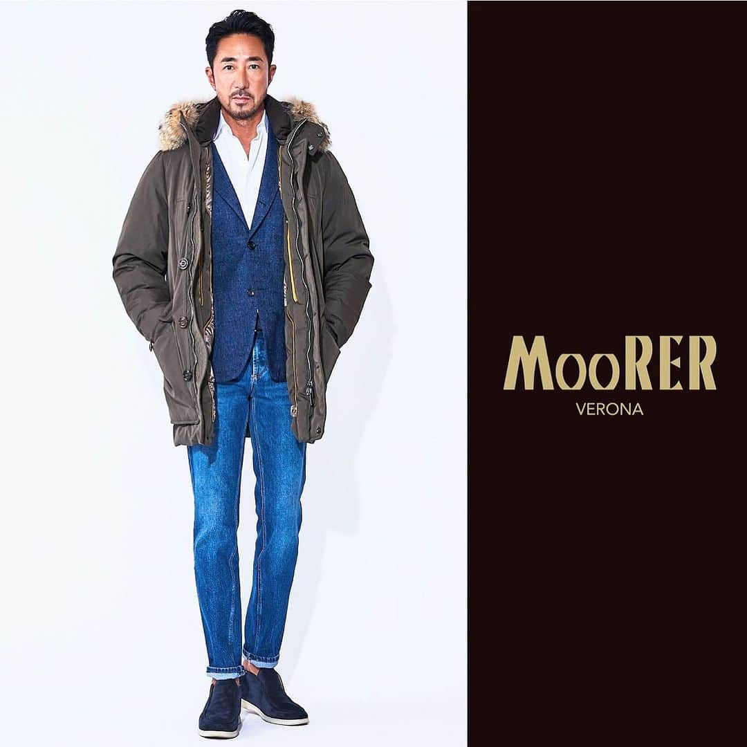 のインスタグラム：「【ラグジュアリーダウンの代名詞的存在‼️】  気がつけば「MOORER（ムーレー）」愛も15年以上。アウトドア由来のダウンウェアをこんなにもエレガントに、そしてラグジュアリーに変容させたブランドを僕は知りません。  それぐらい初めて見たときは衝撃的だったんです。ムーレーはプルミュールダウンという最高級のグースダウンを使っているのが特徴で、フード部分には天然ファーをあしらったり、ボタンやファスナー部分はすべて特注品を使うなど、細部まで抜かりないデザインが大きな魅力なんですよね。  数々の人気のタイプを着てきましたが、今季グッと来たのが、なんと言ってもこの「ARISTOTELE（アリストテレ）」。こちらはHELSINKIやSAPPOROより短めの膝上丈で、着丈やサイジングのバランスが絶妙にいまっぽいんですよね。  フードは固定式で、取り外し可能なコヨーテファーのトリム付き。両サイドのポケットは雨よけフラップとホーンボタンが付いたパッチ式で、ウエストがドローストリングスで調整可能だったり、ほんのりミリタリーの匂いがあったりして、今年は個人的にこのモデルを新調しようと思っています。  もっとアクティブにいきたいというMOORERの初心者にはダウンベストの「FIRE（ファイアー）」が使い勝手がよくて最適だと思います。  いずれもダウン特有の着膨れを感じさせず、すっきりと洗練されたシルエットが魅力。いつまでも古くならない普遍的なデザイン、最高品質のクオリティといった、一生もののダウンを手に入れたいと考えるならMOORERがやはりトップランナーでしょう。  @minimalwardrobe_official」