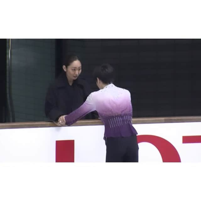 安藤美姫のインスタグラム：「I  became a head coach for Seigo TAUCHI from JAPAN.🇯🇵  I’ll do my best to make him to be one of the best skater🔥💪 Please support him and cheer our new chapter😊⛸️🌟  フィギュアスケートを応援して下さっている皆様 そして田内誠悟選手を応援して下さっている皆様  この度シーズン中盤ではございますが ジュニア男子“田内誠悟”選手のヘッドコーチになる事となりました。 JGP大阪大会の後10月に入ってヘッドコーチだった私の恩師でもあり大好きな先生でもある門奈先生から連絡があり このような運びとなりました。  きっと選手が1番悩み考えて出した答えと選択だったと思います。 シーズンに入り全日本へ行くための予選でもある西日本フィギュアスケート選手権の3週間前という事で 私自身いろいろ悩みましたが とにかく選手が強い気持ちを持てるように。 何より今後世界へ羽ばたく可能性のある選手の一人… 大事に育てていこうと決心をし一緒に歩んでいこうと思いました。  移籍に伴い西日本の前3週間で1番大変だったのが SP/FSの曲の変更という余儀ない状況でした。 そんな中負担がなく試合に間に合わせるためにはと考えた結果 今あるプログラムに音をハメて手直しするという選択。 身体が滑り慣れている曲からの変更は本当に不安だったと思いますが対応力のある選手だなぁと関心しました。  西日本は本人の納得のいくものではなかったと思いますが 全日本に向けて強い気持ちを持っていけるよう そしてその先へ成長していけるよう 全力でサポートさせて頂きたいと思っております。 微力ではございますが  スケーターとして 世界女王として コーチとして  今まで経験してきた全てのものをしっかりと自信を持って伝えていきながら頑張りたいと思います。  本当に魅力のある田内誠悟選手の応援/サポート よろしくお願いします🙇🏻‍♀️🙇🏻‍♀️🙇🏻‍♀️  🌟美姫&誠悟🌟←(勝手にそう呼ぶ笑) 💪🔥頑張ります🔥💪  このアクセル降りたかった〜😭🔥 全日本では絶対に！！！  #田内誠悟　選手 #安藤美姫 #seigotauchi  #mikiando」