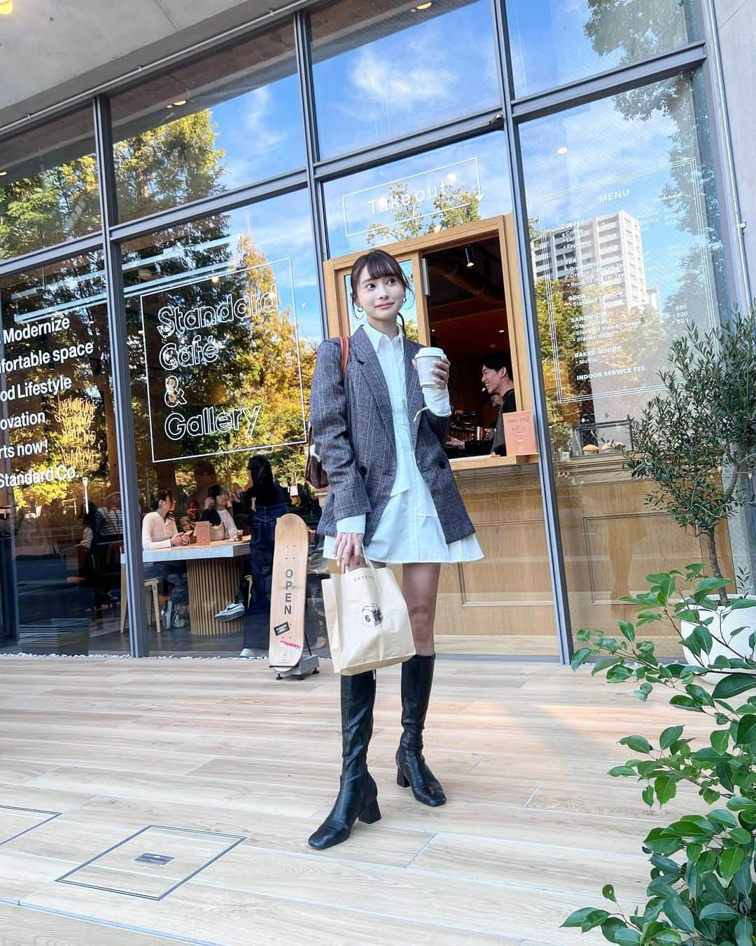 高崎モモコ のインスタグラム：「靱公園まわりのカフェ巡り☕️ . . @panena_official  でパンを、 @standard_cafe_and_gallery  でコーヒーを買って 靱公園でチルした🚲 . onepiece↓ @grl_official  ドロストスリーブティアードミニシャツワンピース [🔎ai54] ¥2,699 . . #PR#グレイル#GRL #プチプラコーデ#モノトーンコーデ#シンプルコーデ #ホワイトコーデ#秋コーデ  #カフェ巡り#カフェ部  #ミナミカフェ#関西インフルエンサー#関西インスタグラマー #大阪インスタグラマー#大阪フリーモデル#関西フリーモデル #関西モデル#関西アパレルモデル#関西サロモ #関西サロンモデル#大阪サロモ#大阪サロンモデル #ポニテ女子 #ポニテアレンジ#靱公園カフェ#靱公園グルメ##ポニーテール#ヘアスタイル#細見えコーデ」