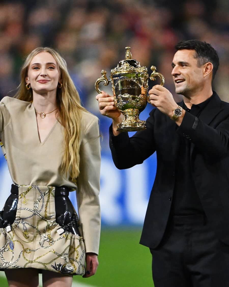 Just Jaredさんのインスタグラム写真 - (Just JaredInstagram)「Sophie Turner made a surprise appearance at the final game of the 2023 Rugby World Cup to help present the Webb Ellis Cup alongside retired rugby player Dan Carter. #SophieTurner #DanCarter #RugbyWorldCup Photos: Getty」10月30日 15時53分 - justjared