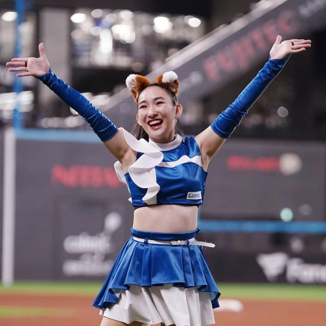 ファイターズガールのインスタグラム：「. みなさんこんにちは！！ 志堅原花音です🦄💗  2023年シーズン、たくさんの応援をありがとうございました！！！！ エスコンフィールドHOKKAIDO元年という特別な年にファイターズガールになれたこと、 ファンの皆さんと共にファイターズを応援出来たこと、 支えてくださった皆さんには感謝の気持ちでいっぱいです。 最高な日々があっという間に過ぎていって、今は毎日思い出に浸っています✨  北海道に来てからの毎日は全てが新鮮で 「兵庫から来て良かった！」と思えることばかりでした。 また、試合時はフレップやポリーと一緒にたくさん踊れましたし、 鎌ヶ谷でカビーちゃんに会ったり、 B･Bとニセコにキャラバンに行けて、 マスコット大好きな私にとっては夢のような時間でした🦊🐿🐻‍🐻‍💕 いつかカビーちゃんに、おにぎりたくさんあげたいてすのて🍙×100  そして、今年はジンギスカンダンスが新たに加わり、 試合やイベント等色々な場で披露させて頂きました🐑🐑 ひつじ耳をつけてくださったり、成吉思汗バリンを持って一緒に踊ってくださる方もたくさんいて、毎回わくわくでした♪ ひつじ耳は踊っている途中によく取れました😵‍💫  たくさんの出会いと感動を本当にありがとうございました！ 2023年残りの活動も精一杯頑張ります❤️‍🔥 スタジアムツアーでもお待ちしていますね💗  ちなみに、ジンギスカンはまだ食べていません、、🥲🐑  #fightersgirl #ファイターズガール #lovefighters #北海道日本ハムファイターズ #新時代 #FANS_ARE_OUR_TREASURE #thankyou #志堅原花音」