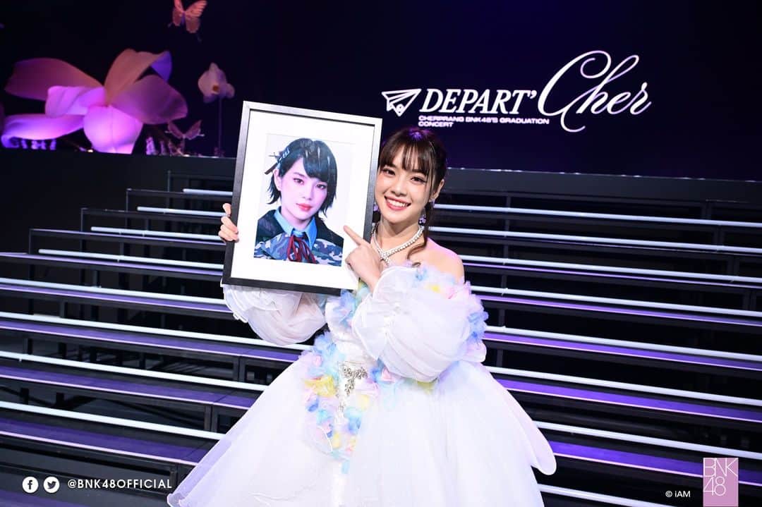 のインスタグラム：「[🤍🛫] #BNK48_DepartCHER  ท่านผู้โดยสารโปรดทราบ ขณะนี้เที่ยวบิน BNK 072 ได้เดินทางมาถึงจุดหมายปลายทาง SHN 4812 เป็นที่เรียบร้อยแล้ว  ขอบคุณ Cherprang BNK48 ที่ได้ร่วมสร้างความทรงจำในฐานะไอดอลมาตลอดเวลา 6 ปี 10 เดือนที่ผ่านมา ขอให้ทุกคนเป็นกำลังใจและสนับสนุน Cherprang Areekul ในฐานะต่าง ๆ รวมถึงการเป็นชิไฮนินของ BNK48 และวง BNK48 ต่อไปจากนี้ด้วยนะคะ  #คอนแกรดพิเฌอ  #CherprangGraduationConcert  #CherprangBNK48  #BNK48」