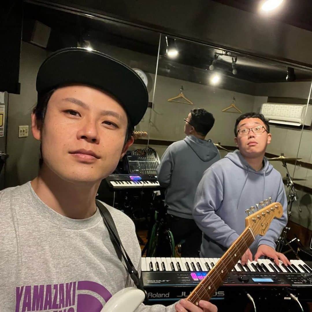 パーマ大佐のインスタグラム：「10/28(土)は、 オジンオズボーン篠宮さんとのLIVE 「一回やらせて」でした！✨  コラボネタ、めっちゃ楽しかったです！ ライブで告知したコラボ歌ネタは後日YouTubeにUPします！😌  ご来場頂いた皆さんありがとうございました🙇‍♂️ #パーマ大佐  #オジンオズボーン篠宮 さん  @shinomiyaakira」