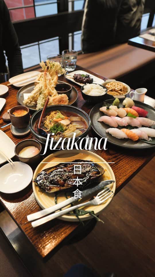 Erinaのインスタグラム：「Celebrating an exquisite Japanese dinner at this charming cozy spot in Cammeray🍣🥢 @jizakana_cammeray  Great food and a fantastic vibe make it one of my all-time favourite Japanese restaurants🥰🇯🇵  -Miso Eggplant 🍆  -Lotus chips🍟 -Medium Nigiri Sushi 🍣  -Mixed Prawn& Veggies Tempura 🍤  -Chawanmushi with Ikura🥚 -Pork Belly Skewers 🥓 -Wagyu Beef Skwers 🥩 -Beef Sukiyaki 🍲」