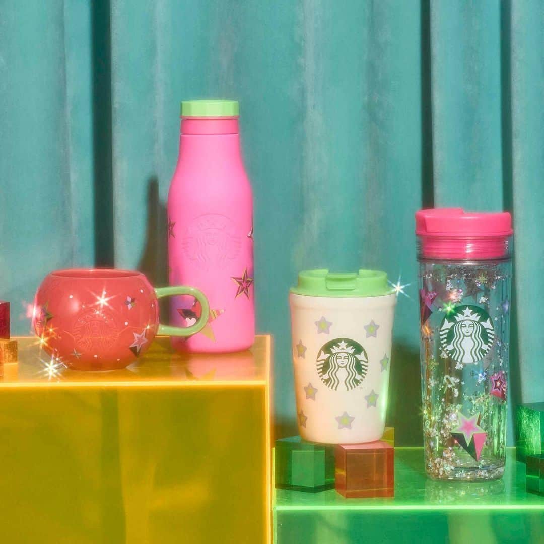のインスタグラム：「11/1(水)START🎄 ビビッドなカラーにレトロなエッセンスを加えた今年のホリデーグッズたち🩷💚  キラキラ輝く季節にぴったりのタンブラーやマグで、心華やぐコーヒータイムを過ごしませんか😊✨  #スターバックス」