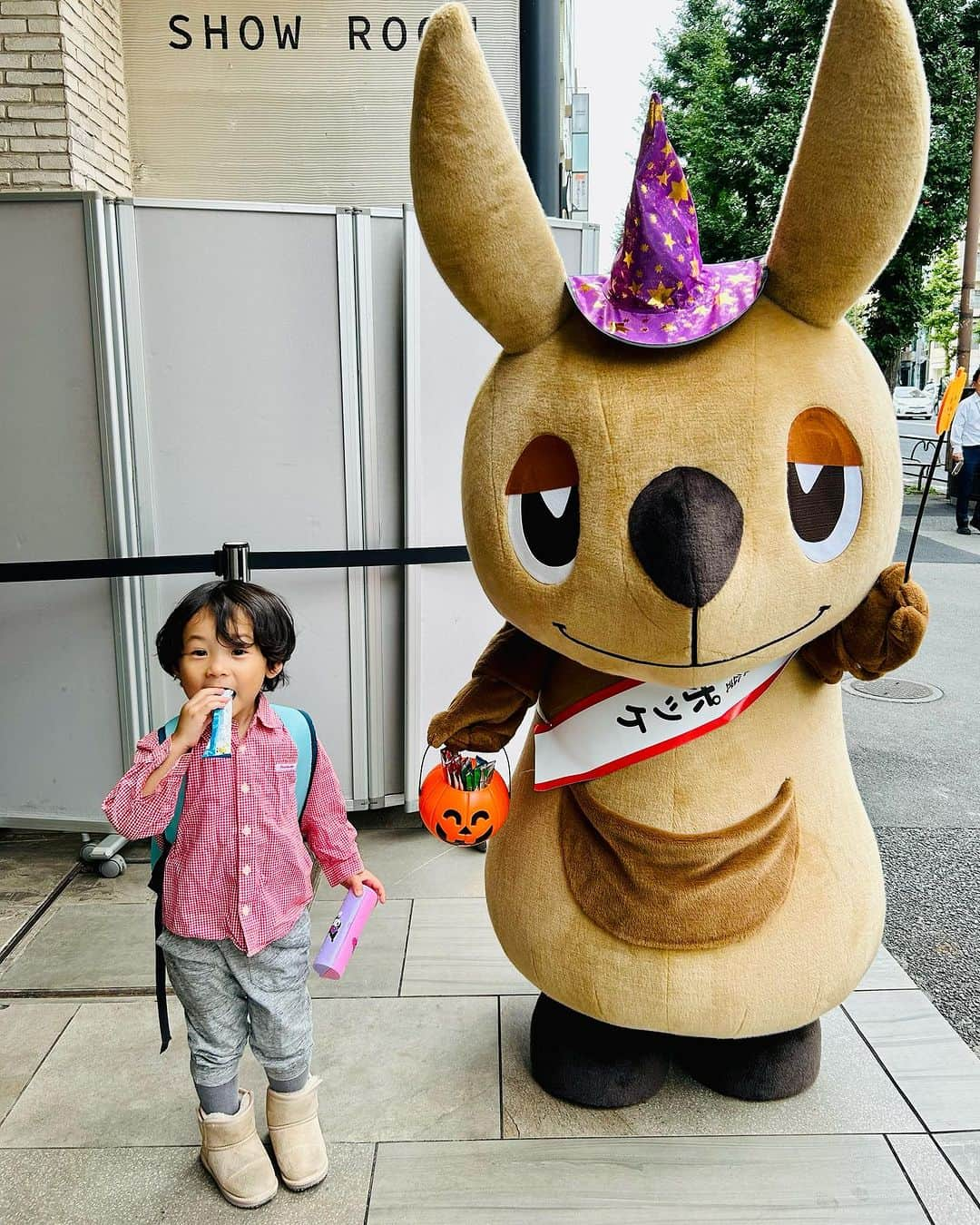 世手子のインスタグラム：「#PR We met cute characters on Halloween🦘 It was fun to get sweets🎃 Go out with warm boots👢🌟 @ccj_official.jp のイベントへ（＾_＾） #ポッケ お菓子くれたよ(≧∀≦) #牧場しぼり も美味しいかった(^_^) 寿司太郎はんは  #合同会社アーツクローズ #子供服 #キッズブーツ #あったかブーツ お気に入り（＾ω＾） あったかそう♪ 楽しいハロウィンになったね(●´ω｀●) #子供靴 #monipla #artsclothes_fan #モラタメ #モラタメやってみた #ccj2023  #バースデー #毎日がバースデー @moratame_net」