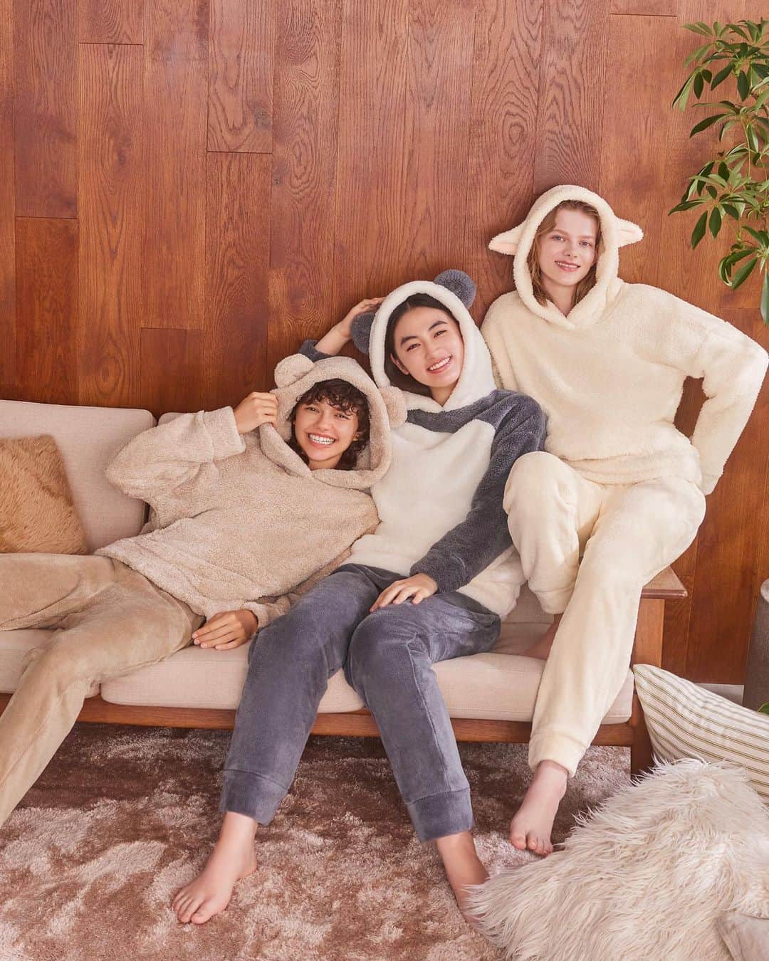 GUのインスタグラム：「. "なりきり"アニマルシリーズが登場！ ふわふわもこもこでマシュマロのような肌触りと ぬいぐるみのようなフードが魅力♪ ____________________  マシュマロフィールフーディセット(ベア) (長袖&ロングパンツ) ¥2,990 品番：347324  マシュマロフィールフーディセット(パンダ) (長袖&ロングパンツ) ¥2,990 品番：349190  マシュマロフィールフーディセット(シープ) (長袖&ロングパンツ) ¥2,990 品番：348467 ____________________  #マシュマロフィール #ラウンジ #ルームウェア #パジャマ #耳付き #アニマル #GUコーデ #GUfashion #YOURFREEDOM #GU #ジーユー#GUbag」
