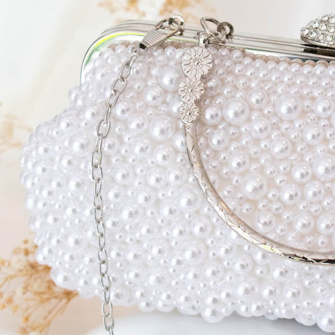 キャサリンディーンさんのインスタグラム写真 - (キャサリンディーンInstagram)「Every Pearl Tells a Story 🤍⁣ Discover the details of our new accessories range that will perfectly complement your bridal outfit and beyond 🥰  #catherinedeane #cdbride #cdaccessories」10月30日 16時00分 - catherine__deane