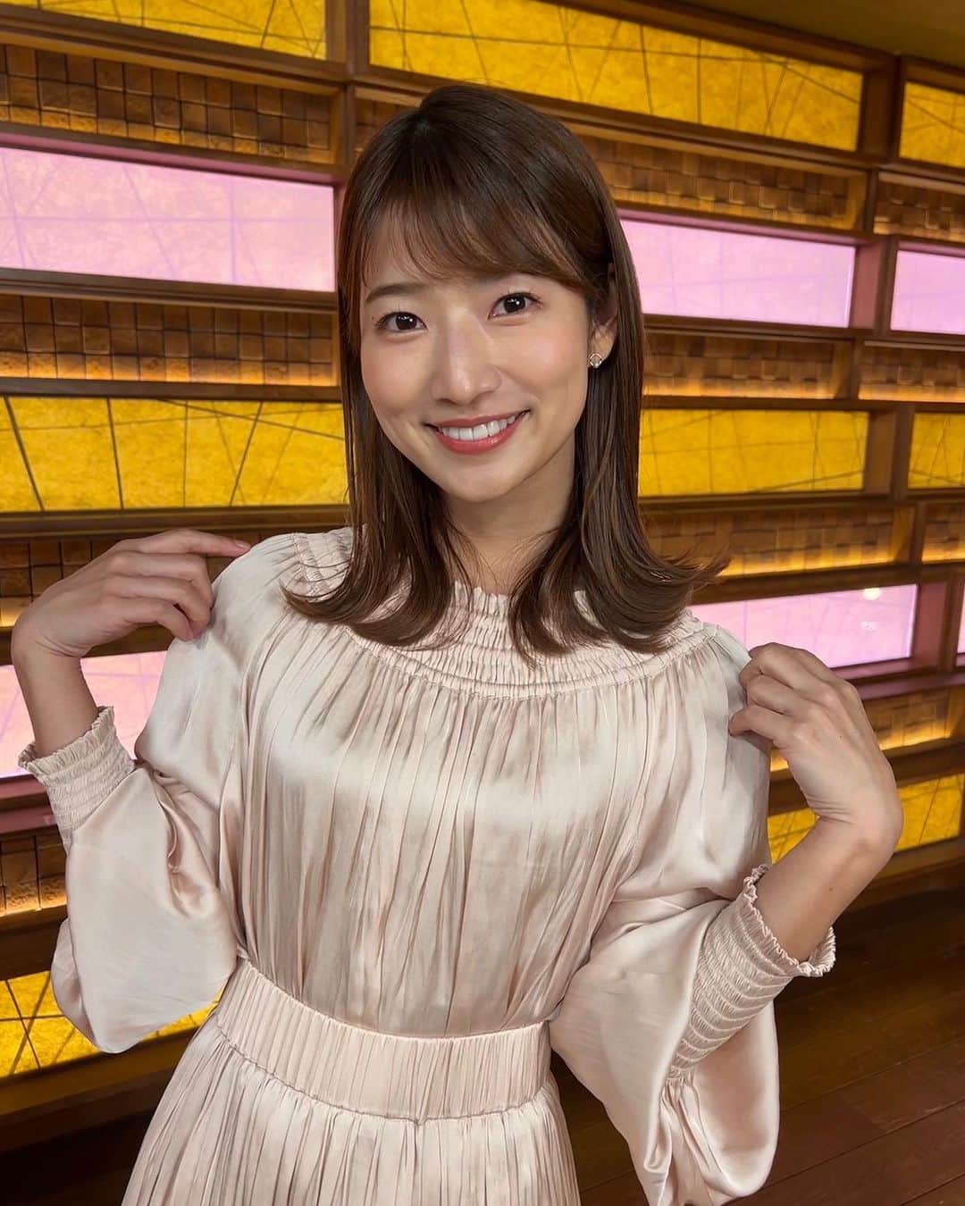 安藤萌々のインスタグラム：「先週の衣装未アップ分を…  この日は光沢感のある明るいピンクのセットアップでした🌸  セットアップ TIARA  ピアスjouete トップスはオフショルにしても可愛い…！🤭」
