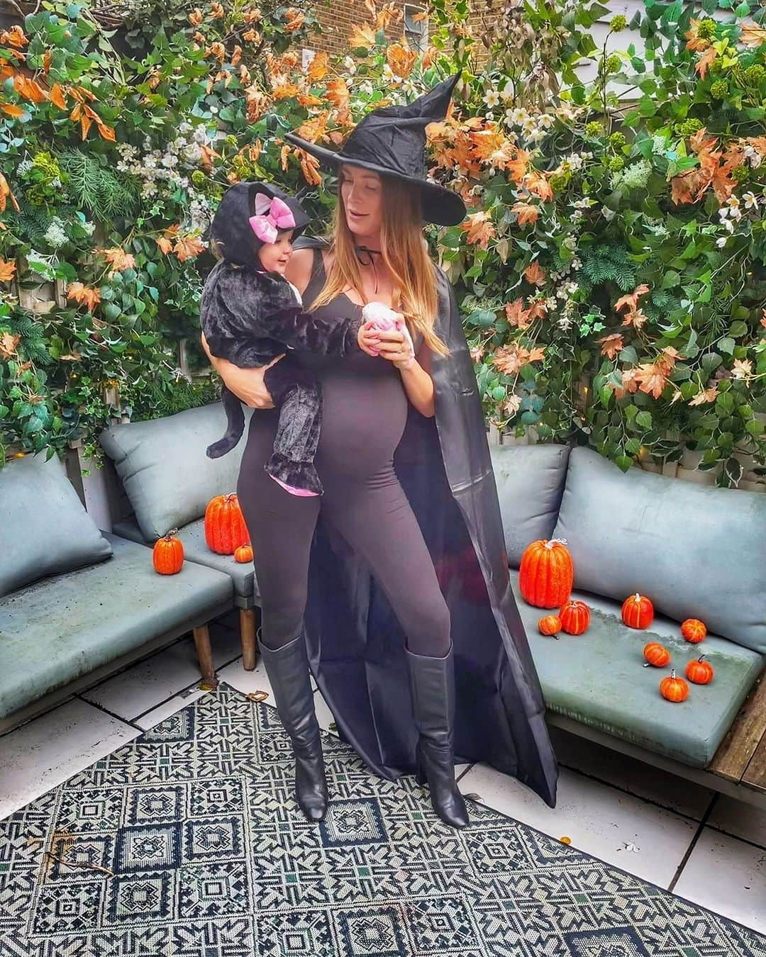 ミリー・マッキントッシュさんのインスタグラム写真 - (ミリー・マッキントッシュInstagram)「🥹🥹 My cuties. Looking back at our Halloween pictures over the past 3 years is making me feel INCREDIBLY broody 🐈‍⬛🎃🦇」10月30日 16時02分 - milliemackintosh