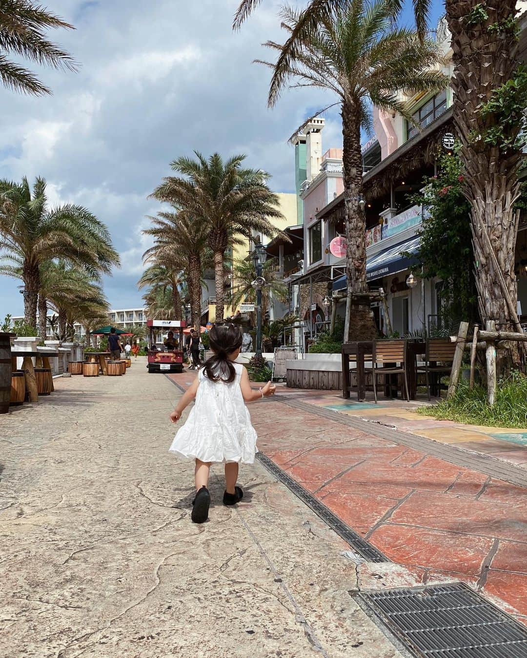 のインスタグラム：「📍沖縄／Okinawa ずっと行ってみたかったアメリカンビレッジ🇺🇸 想像以上に素敵な場所だったよ😌💭✨ 沖縄滞在中は毎日通いました🎶 ． ． ． ． ． ． ． #沖縄 #沖縄旅行 #沖縄観光 #北谷 #アメリカンビレッジ #夏の思い出 #家族旅行 #子連れ旅行 #国内旅行 #旅行 #観光 #旅スタグラム #旅の思い出 #こどものいる暮らし #ママ #ママライフ #女の子ママ #大阪ママ #関西ママ #ママスタグラム #momlife #okinawa #japan #trip #travel #travelgram」