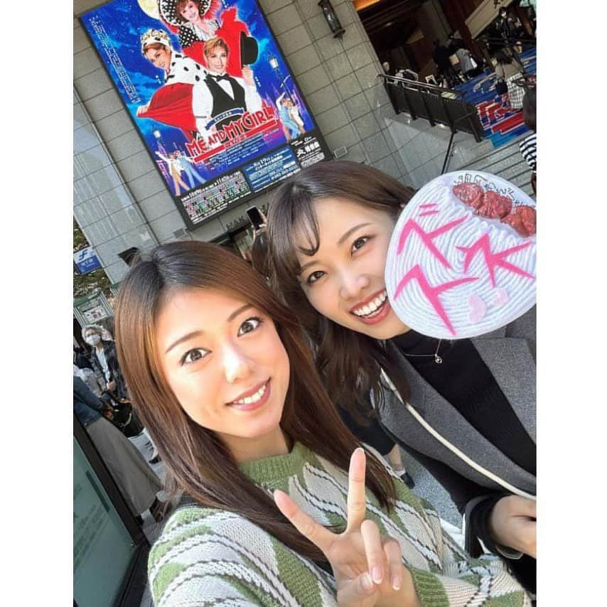 涼花美雨のインスタグラム：「❤️  星組さんの観劇の為に博多へ行って来ました〜 小学生の時に宙組さんの「大江山花伝」を観に行ったっきりの博多！  福岡に行くならこの方に連絡しなければ！と。 予科の頃から沢山お世話になりまくった望月篤乃さん✨  国宝級の美しさなのに、本当に面白くて面白くて面白い方。 終始笑ってました🤭 ストーリーにも載せた、私の名前が大きく書かれて焼き鳥が乗ってるうちわは、大劇場公演の時の10日前の日に送って来てくださいました🥹 化粧前に置いてあったのですが、もう存在感が凄くて…笑 嬉しさと面白さと。早変わり室で使ってました〜 せっかくなので一緒に福岡へ来ました⭕️  観劇しないのに博多座近くまで来て下さって、お店の予約まで… ありがとうございました🙇‍♀️🙇‍♀️🙇‍♀️ このお店、本当にすっごく美味しかった！ 行列が凄かったから、予約する事をオススメします。  お腹いっぱいすぎて夜ご飯はいりませんでした🍚😌  そーして、 予科本科で寮の同室だった大好きな同期が博多出身で、予科の頃から博多名物を沢山お裾分けして貰っていて…笑 特に、三日月のクロワッサンとチョコレートショップのトリュフ。 絶対買って帰るぞって思っていたのに、まさかのクロワッサンは売り切れでトリュフは冷蔵だったので無理でした…  SHOCK！必ずリベンジを！！！  #博多座 #とりまぶし #三日月のクロワッサン #チョコレートショップ #happy」