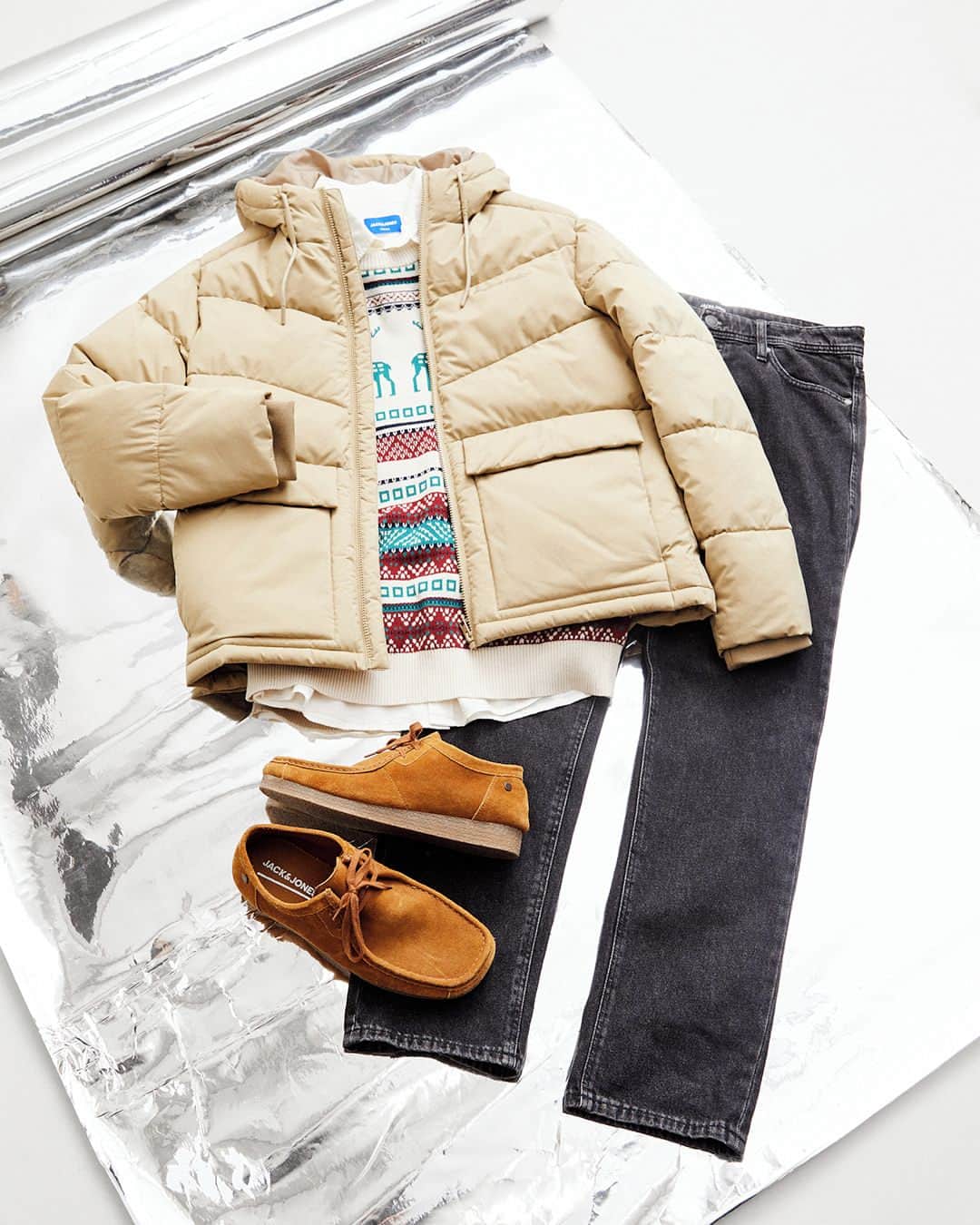 ジャック&ジョーンズのインスタグラム：「Live life layered. That’s the only mantra worth repeating when treading into the colder seasons. Gear up with all the knits, down jackets and solid shoes needed for the season. #jackjones #xmasstyles」