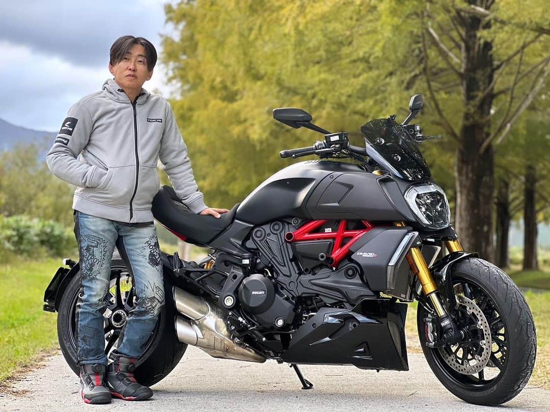 中野猛のインスタグラム：「秋の風景とオヤジとバイク🏍️ バイクのいい季節になりました。 よって少しメタセコイアまで来ました。 アラ還のオヤジが気取って写真を撮ると、こんな感じになるのです(笑)  少しいちびって撮ってみました。  #バイクとオヤジ　#ドカティ」