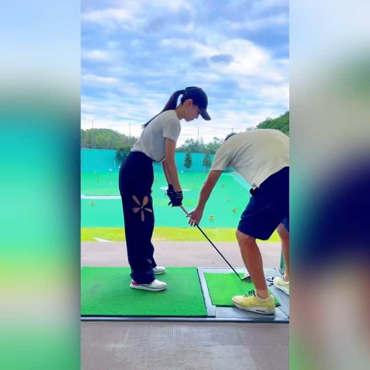 百合華のインスタグラム：「京都高雄ゴルフクラブにて週１回の打ちっぱなしゴルフレッスンタイム⛳️⛳️⛳️  #ゴルフには最高の季節到来   #スポーツの秋はまだまだこれから  レッスンプロの土井ちゃんコーチにクラブの握り方からスイング方法etc...優しく丁寧に御指導いただき有り難きしあわせなひとときで御座いました🧚💕  #打ちっぱなしでレッスン   #レッスンプロのアドバイス的確   #初心者なので温かい目で見てください   美しい理想のゴルフスイングを身に付けられるよう愉しみながらレッスン続けます💖  #野生の鹿の親子も出迎えてくれた 🦌🦌  #golf  #ゴルフ #ゴルフ部 #ゴルフ女子 #ゴルフ初心者  #ゴルフレッスン #ゴルフのある休日  #ゴルフスイング動画  #ゴルフでみんな仲良し  #アイアンの練習あるのみ  #レッスンプロのアドバイス  #飛距離よりも綺麗なスイング  #ゴルフレッスンスウィング動画」