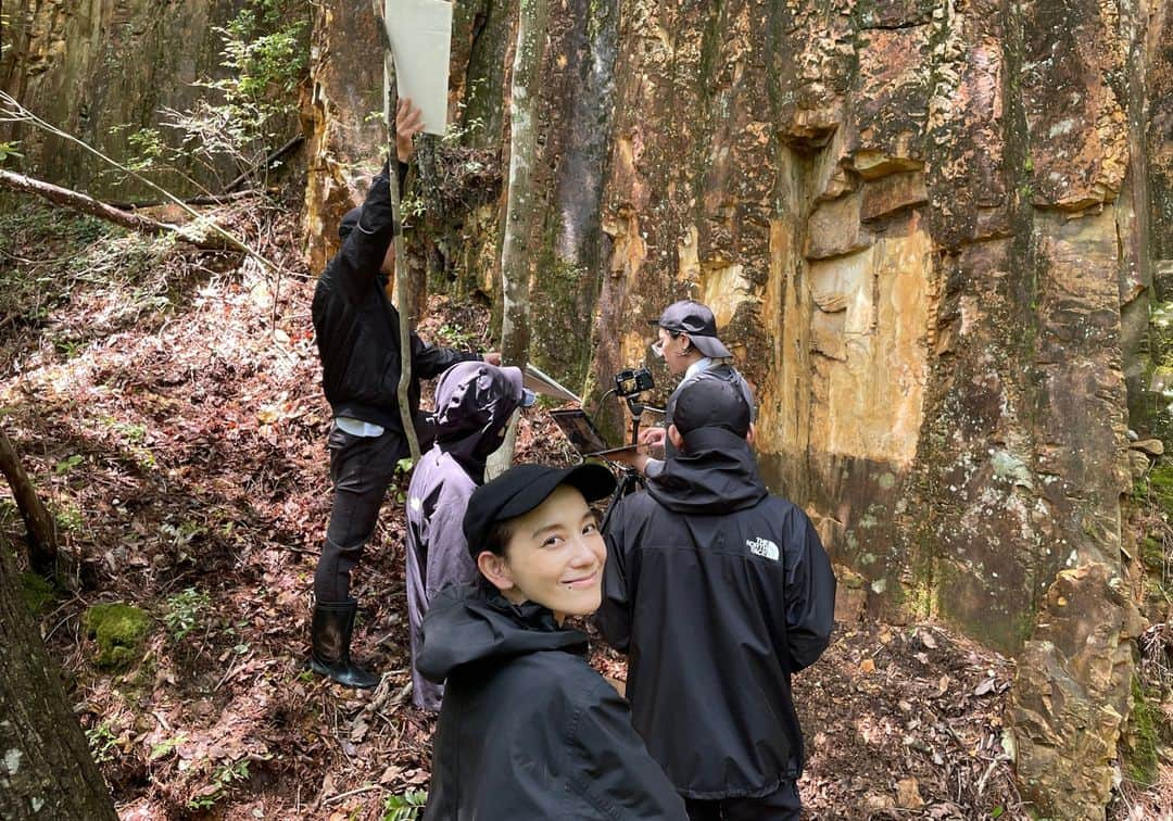 篠原ともえさんのインスタグラム写真 - (篠原ともえInstagram)「天然砥石「伊予砥（いよと）」 愛媛県の道後アート2023の企画展示「地球が生んだプロダクト」の撮影では、天然砥石の魅力を伝えるために地元の料理人さんにご協力をいただき「伊予砥」を使い、包丁を研ぐカットも撮らせていただきました。  両親はお寿司屋さんを営んでおりましたので🍣父が板場で包丁を研いでいる姿をかっこいいな〜っとよく眺めていました。父の大事な仕事道具でもあった砥石。このプロジェクトを通して、懐かしい研ぐ時の「音」に触れることができたのも特別な体験でした✨🔪  地球の火山活動により果てしない時を経て生成された陶石。石の山肌を見た時は、ただただ圧倒され、大地の力を感じると同時に、この地の豊かさを実感…🌎  そこから生まれた「伊予砥」は、愛媛の地だからこそ育まれた貴重な天然資源なのだと、そっと触れて心をかよわせました。作品制作の様子はお写真と共に篠原コラム「アイデアのありか」に執筆しております✒️  朝日デジタル「アイデアのありか」📰 @andw_asahi  美しい地層、懐かしい音。地球が生んだプロダクト「砥石」 https://www.asahi.com/and/article/20230728/423970187/  #graphicdesign #artdirection #photography #toishi #stones #plate #exhibition #japaneseknife」10月30日 16時13分 - tomoe_shinohara