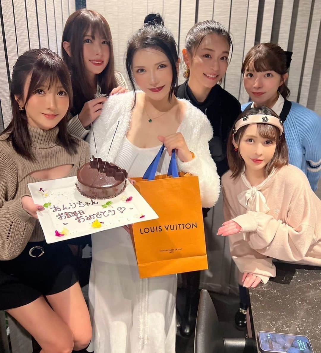 佳苗るかのインスタグラム：「あんりちゃんのお誕生日おめでとう会☺️🎉❤️ 完全会員制住所非公開の新進気鋭さんに久しぶりに 行ってきた😆💕 大好きいつメン💗いつも元気をありがとう🥹✨ 早めに帰っちゃってごめんね🥺💦 綺麗で優しいあんりちゃんおめでとう〜😍🎉  #新進気鋭 #完全個室 #焼肉 #女子会 #肉 #tokyo #follow #followｍe #dinner #ANRI  #沖田杏梨 #橘メアリー #上原亜衣 #波多野結衣 #大槻ひびき #佳苗るか #女子会コーデ #ディナー」