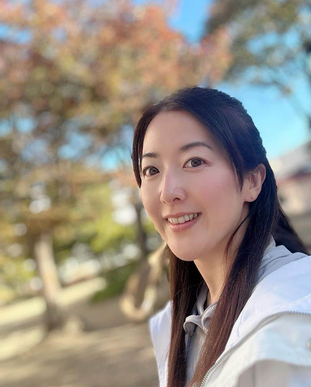 前田真里のインスタグラム：「ナレーションだん！🎤📺  紅葉キレイですね〜🍁 次の準備へ！  #iphone」