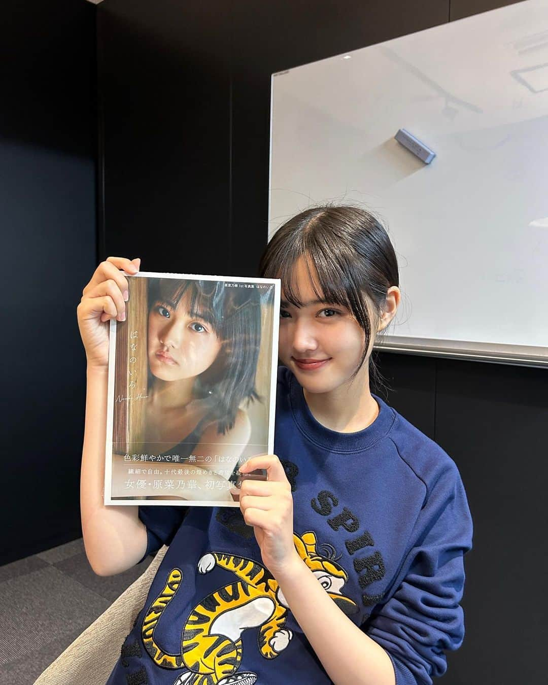 原菜乃華のインスタグラム：「本日、原菜乃華1st写真集はなのいろ 発売です。沢山の方の手に取っていただけますように🫶  そして、お渡し会まで1週間を切りまして、ここ数日、ずっとそわそわしている原です。緊張するけど、とっても楽しみだぁー！  #はなのいろ #原菜乃華」