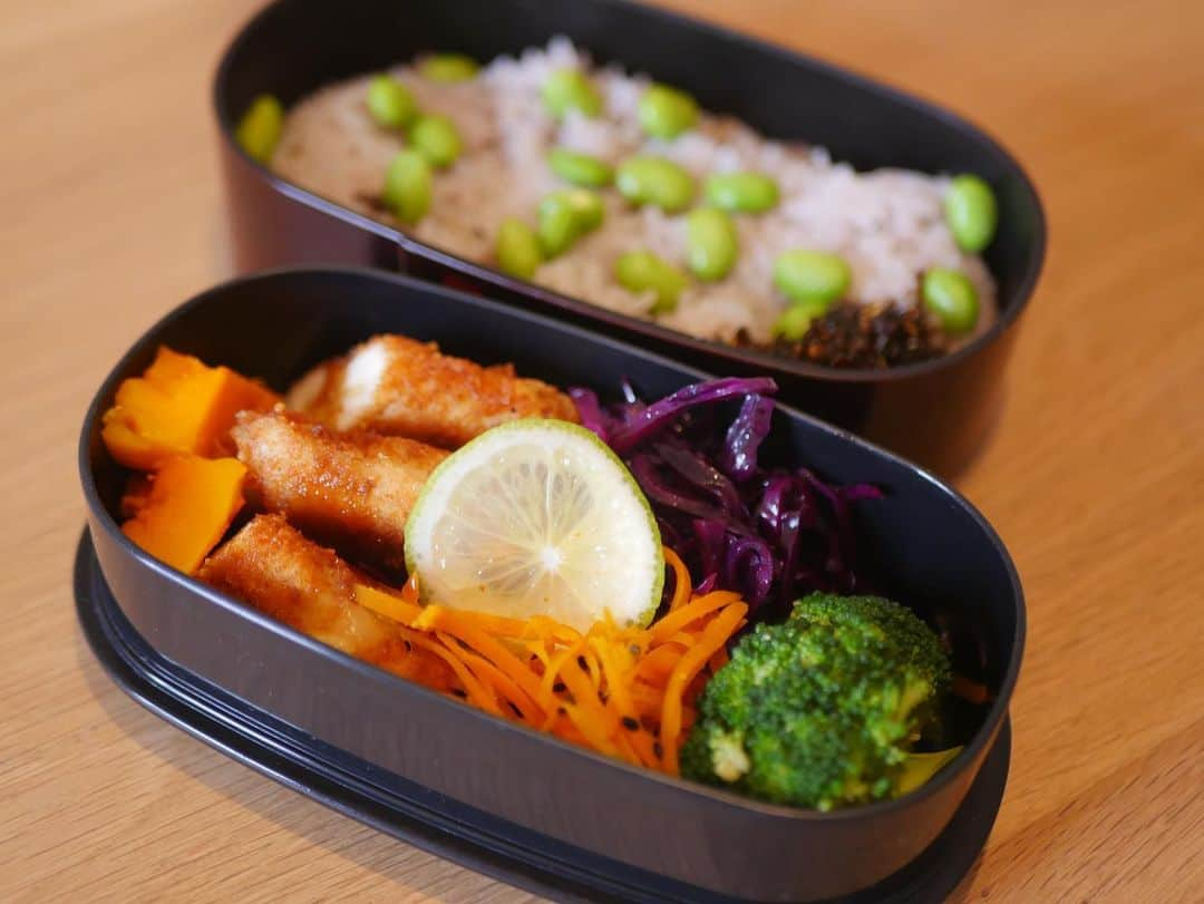 都築理沙のインスタグラム：「Bento du jour ゆるっとお弁当生活始めました☺︎  プレッシャーになったら悪いから喜びすぎないようにすると言う彼が健気で、できるだけ作ってあげようと思いました😁笑  職場のフランス人の反応やいかに（笑）  チキンチーズカツ、ブロッコリーと豆腐とアボカドの韓国風和え物、人参のカレー金平、紫キャベツのマリネ、蒸しかぼちゃ😉Parisで手に入りやすいもので試行錯誤😙」