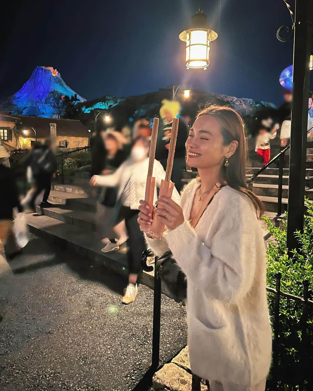 本多末奈さんのインスタグラム写真 - (本多末奈Instagram)「週末は久しぶりのDisney Seaへ🏰✨ 久しぶりのSea〜🎶 タートルトークと新しい"ソアリン"に乗りたくて 行ってきました😆  週末で、人は多かったけどまぁまぁスムーズに乗れて 8個くらいアトラクション乗れたかな？🎢 （うち、ショーも含む）  ジャンボリミッキーのショーのエントリーに外れたのは とてもとても心の底から残念だったけど🥲 代わりに初めてビックバンドビートが当たり、 そちらは見れたのでちょっとラッキーな気分でした🎯 ソアリンはね、やっぱり混んでたから それだけチケット買いました🎫👛 あの無料のファストパスがないのは残念だね🥲  大好きなチュロスも4本も食べれて😛笑 とっても満足〜。 久しぶりに時間忘れて閉園までいました🎡  Seaって本当あちこちお酒が売ってるんだね🙄 ビールやカクテルも飲んだけど、 ホットワインが売ってるのはとても嬉しかったです🍷 体暖まった〜🥹  旦那ちゃんとお互い、乗りたい乗り物は乗れたので よかったかな〜👍 半日くらい家空けたから、帰ったらワンコたちが しっぽブンブン振り回してお出迎え🐾😳  とっても寂しかったみたい😅 そりゃそうだよね。 ごめんね〜😫&お留守番ありがとうね🐶🐶💞  ディズニーの服装とか気温とか防寒とか DMでいくつか質問あったので また後ほどアップしますね🫶  #tokyodisneysea #disneysea #tds #ディズニーシー #ディズニーコーデ #夫婦デート #夫婦時間」10月30日 16時13分 - honda_mana