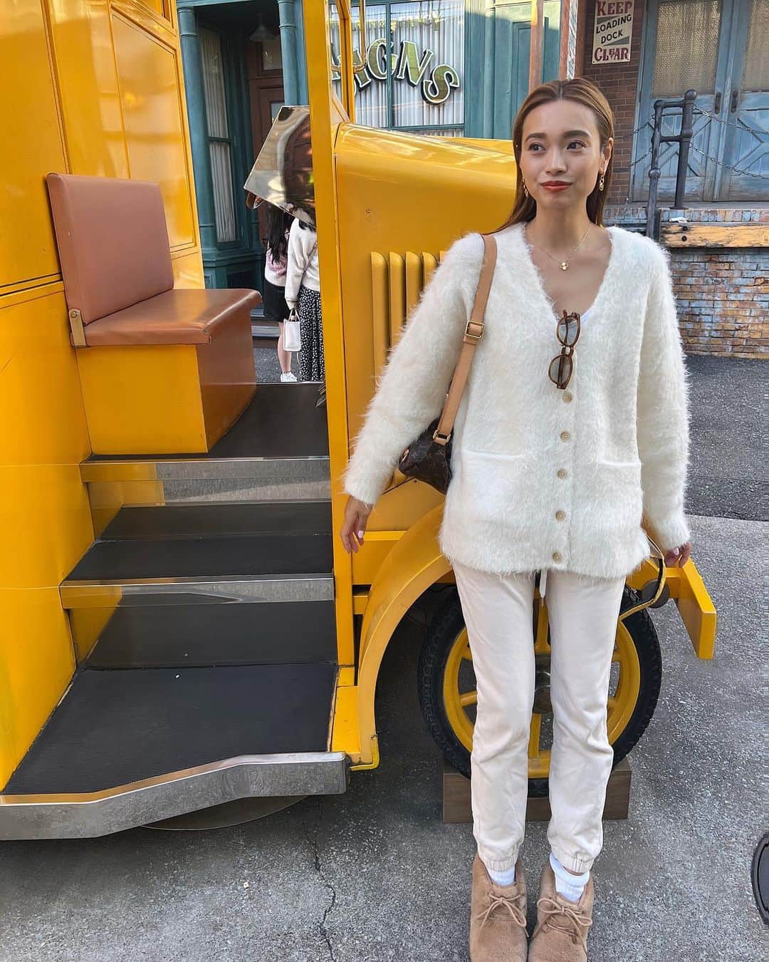 本多末奈のインスタグラム：「週末は久しぶりのDisney Seaへ🏰✨ 久しぶりのSea〜🎶 タートルトークと新しい"ソアリン"に乗りたくて 行ってきました😆  週末で、人は多かったけどまぁまぁスムーズに乗れて 8個くらいアトラクション乗れたかな？🎢 （うち、ショーも含む）  ジャンボリミッキーのショーのエントリーに外れたのは とてもとても心の底から残念だったけど🥲 代わりに初めてビックバンドビートが当たり、 そちらは見れたのでちょっとラッキーな気分でした🎯 ソアリンはね、やっぱり混んでたから それだけチケット買いました🎫👛 あの無料のファストパスがないのは残念だね🥲  大好きなチュロスも4本も食べれて😛笑 とっても満足〜。 久しぶりに時間忘れて閉園までいました🎡  Seaって本当あちこちお酒が売ってるんだね🙄 ビールやカクテルも飲んだけど、 ホットワインが売ってるのはとても嬉しかったです🍷 体暖まった〜🥹  旦那ちゃんとお互い、乗りたい乗り物は乗れたので よかったかな〜👍 半日くらい家空けたから、帰ったらワンコたちが しっぽブンブン振り回してお出迎え🐾😳  とっても寂しかったみたい😅 そりゃそうだよね。 ごめんね〜😫&お留守番ありがとうね🐶🐶💞  ディズニーの服装とか気温とか防寒とか DMでいくつか質問あったので また後ほどアップしますね🫶  #tokyodisneysea #disneysea #tds #ディズニーシー #ディズニーコーデ #夫婦デート #夫婦時間」