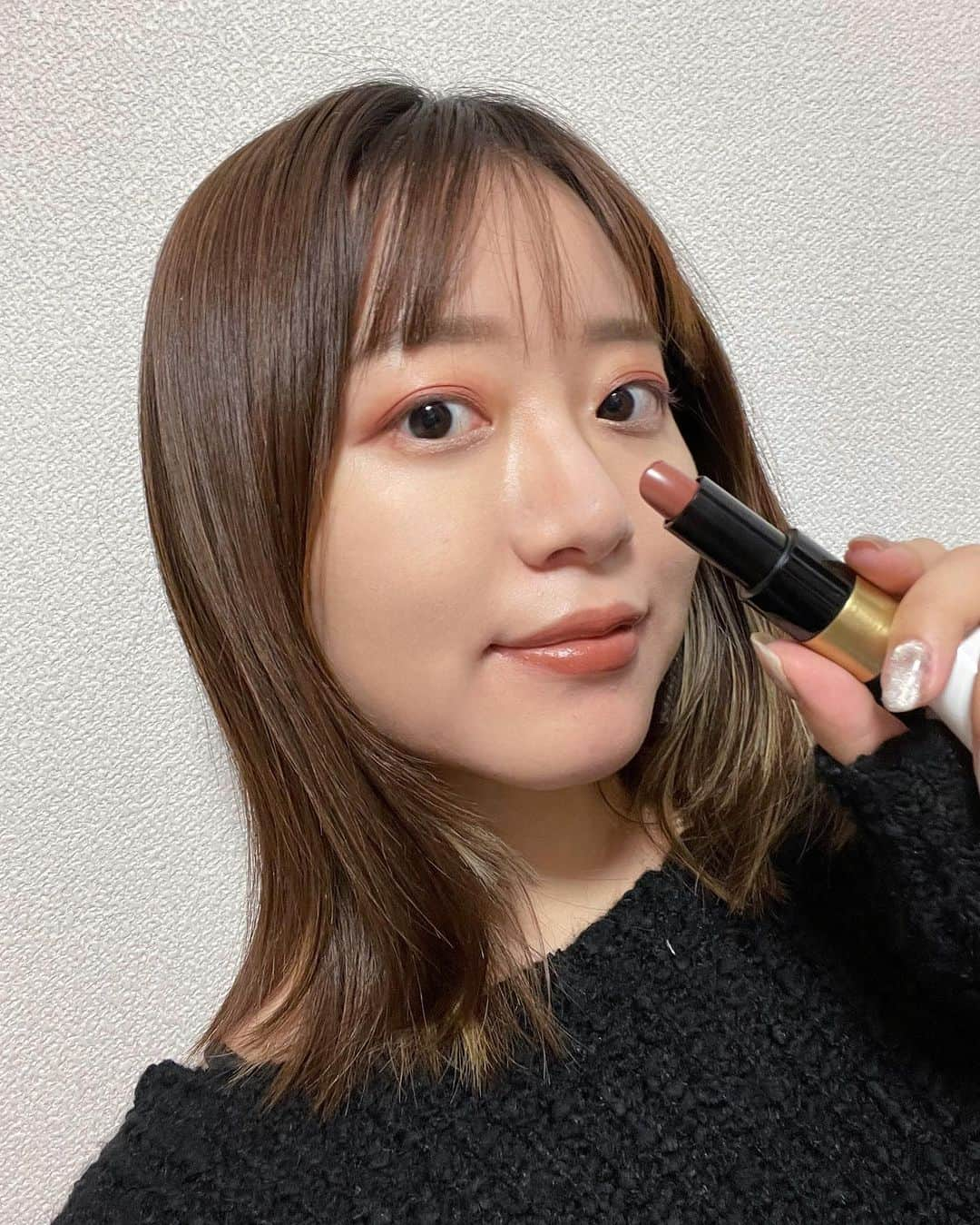 新井和佳奈のインスタグラム：「可愛すぎるリップ、、、、💄 大人っぽくて秋冬にぴったりのこっくり色 大事にするね❤︎  メイクもちょっと秋を意識🤏  @hermes  @kn_n84  #路上Live #路上スナップ  #路上シンガー #路上singer #映画主題歌 #歌 #歌カバー #歌カバー動画 #歌ってみた #歌好きな人と繋がりたい  #シンガー #シンガーソングライター #シンガーソングライターと繋がりたい  #イヤフォン #和佳奈 #アカペラ #acappella  #弾き語り #弾き語り女子  #弾き語り動画  #弾き語りさんと繋がりたい」