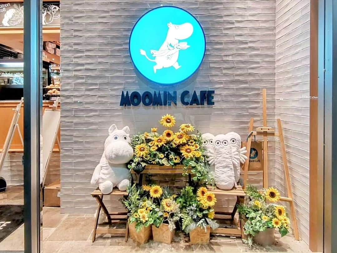 市川みかのインスタグラム：「@moomincafestand ムーミンカフェ  店内の配色がホッとする、可愛らしく落ち着いたほっこりカフェ☕ ショップが隣接されていて、お料理が届くまでも楽しめます。  偶然、花火も拝めました🎆  　 #ムーミン #ムーミンカフェ #moomin #cafe #軽井沢 #karuizawa #タビジョ #女子旅 #旅 #旅行 #国内旅行 #リゾート #旅游 #관광 #trip #travel #tourisme #tourist #travelgram #instadiary #delicious #gourmet #Instafood #foodies #foodphotography #foodpics #foodgram #foodstagram」