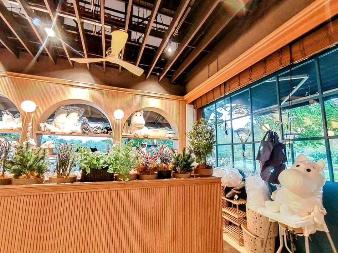市川みかさんのインスタグラム写真 - (市川みかInstagram)「@moomincafestand ムーミンカフェ  店内の配色がホッとする、可愛らしく落ち着いたほっこりカフェ☕ ショップが隣接されていて、お料理が届くまでも楽しめます。  偶然、花火も拝めました🎆  　 #ムーミン #ムーミンカフェ #moomin #cafe #軽井沢 #karuizawa #タビジョ #女子旅 #旅 #旅行 #国内旅行 #リゾート #旅游 #관광 #trip #travel #tourisme #tourist #travelgram #instadiary #delicious #gourmet #Instafood #foodies #foodphotography #foodpics #foodgram #foodstagram」10月30日 16時15分 - ichikawa_mika
