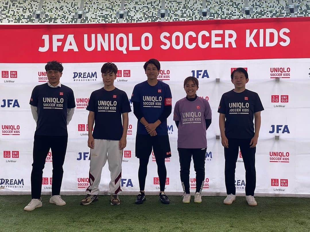 岩渕真奈のインスタグラム：「👕⚽️👧🏻👦🏻 ⁡ JFA UNIQLO SOCCER KIDS ⁡ 未就学児の子供たちと一緒にサッカーを⚽️ ⁡ 国立競技場の青空の中 元気いっぱいな子供達に私もパワーを貰いました💪 ⁡ UNIQLOさんのサステナビリティコーナーも。 ペットボトルから糸ができてお洋服になっていたり 私もとても勉強になりました！！！💚🌳🧵 ⁡ 内田キャプテン 関係者の皆様 参加してくれた皆様 ありがとうございました🙇‍♀️ ⁡ #UNIQLO #JFA」