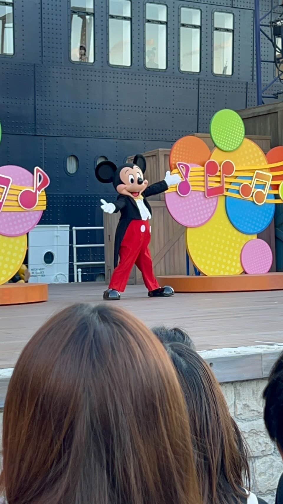 秋吉亮のインスタグラム：「当たってめちゃくちゃ近い席でジャンボリミッキー観れた🤩✌️  #disney #disneysea #ディズニー #ディズニーランド #ディズニーシー #ハロウィン #コスプレ #ジャンボリミッキー」