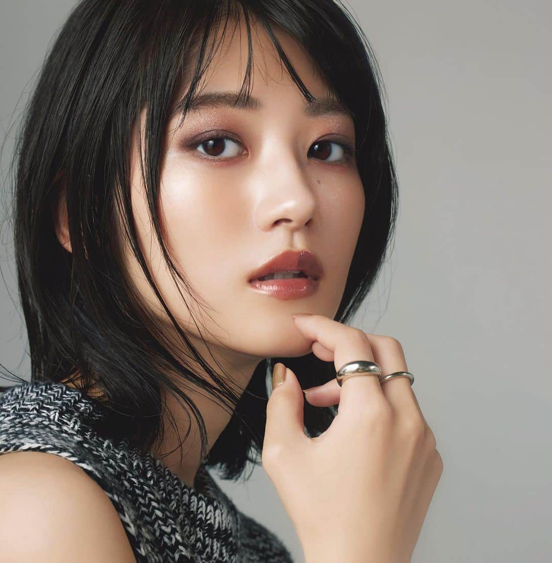 若月佑美さんのインスタグラム写真 - (若月佑美Instagram)「. #oggi 12月号発売中！ クリスマスコフレ特集🎄🤶 良い季節がやってきましたね。 寒いのは苦手だけと、クリスマスまでの街のうきうきは大好き。 是非、可愛いコスメとメイクをチェックしてね。 連載もありまーす！ . 大好きまりえちゃんが表紙😍 . #christmas  #クリスマスコフレ  #若月佑美」10月30日 16時19分 - yumi_wakatsuki_official