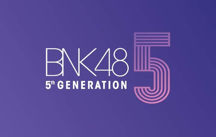 のインスタグラム：「[🟣5️⃣] #BNK485thGEN_Audition   โอกาสของการเป็น BNK48 มาถึงแล้ว กับการเปิดรับสมาชิกใหม่ BNK48 5th Generation  Announcement Video 🔗 https://youtu.be/XpTC20m7Jlg   เปิดรับใบสมัครตั้งแต่ วันนี้ (30 ตุลาคม) - 11 ธันวาคม 2023 (23:59) ➡️ http://audition.bnk48.com  [ คุณสมบัติผู้สมัคร ] - เป็นเพศหญิงโดยกำเนิด - เกิดภายในปี ค.ศ. 2001 (พ.ศ. 2544) ถึง ค.ศ. 2011 (พ.ศ. 2554) - รักในการร้อง การเต้น การแสดง - มีความอดทน พยายาม ขยันฝึกซ้อม - ผู้สมัครต้องไม่มีสัญญาผูกมัดอยู่กับค่ายใด ๆ ทั้งสิ้น หรือผู้สมัครต้องสามารถจบสัญญากับค่ายเดิม ได้ก่อนวันที่ 10 มกราคม 2024 - สามารถเดินทางมาเข้าร่วมการออดิชันต่อหน้ากรรมการในกรุงเทพมหานครได้ (วันเวลา จะทำการแจ้งให้ผู้ที่ผ่านการคัดเลือกใบสมัครทราบในภายหลัง) - หากผ่านการคัดเลือกเป็นสมาชิกแล้ว ต้องสามารถย้ายมาพักอาศัยที่หอพักของ BNK48 ในกรุงเทพมหานคร ได้ - หากผู้สมัครผ่านการออดิชัน BNK48 5th Generation และได้รับเลือกเป็นสมาชิกแล้ว ผู้สมัครยินดีที่จะปฏิบัติตามกฎทั้งหมดของวง รวมถึงยินดีที่จะปิด Social Account ที่เคยมีทั้งหมด - สำหรับชาวต่างชาติที่สามารถสื่อสารภาษาไทยในระดับที่สามารถใช้ชีวิตประจำวันได้และต้องการสมัครออดิชัน ให้กรอกในช่องหมายเลขบัตรประชาชนด้วยหมายเลข Passport แทน  หมายเหตุ - ผู้สมัครห้ามเปิดเผยข้อมูลต่างๆ ที่ได้รับจากการสมัคร เช่น วัน เวลา และ สถานที่การออดิชัน ให้บุคคลภายนอกรู้โดยเด็ดขาด - ผู้สมัครห้ามเปิดเผยตัวตนว่าเป็นผู้สมัคร หรือว่าเป็นผู้เข้ารอบลงบน Social Account ส่วนตัวหรือสาธารณะต่างๆ โดยเด็ดขาด - ผู้สมัครยินดีที่เปิด Social Account ของผู้สมัครเป็นสาธารณะ เพื่อให้กรรมการสามารถตรวจสอบประวัติต่าง ๆ ของผู้สมัครได้  #BNK48」