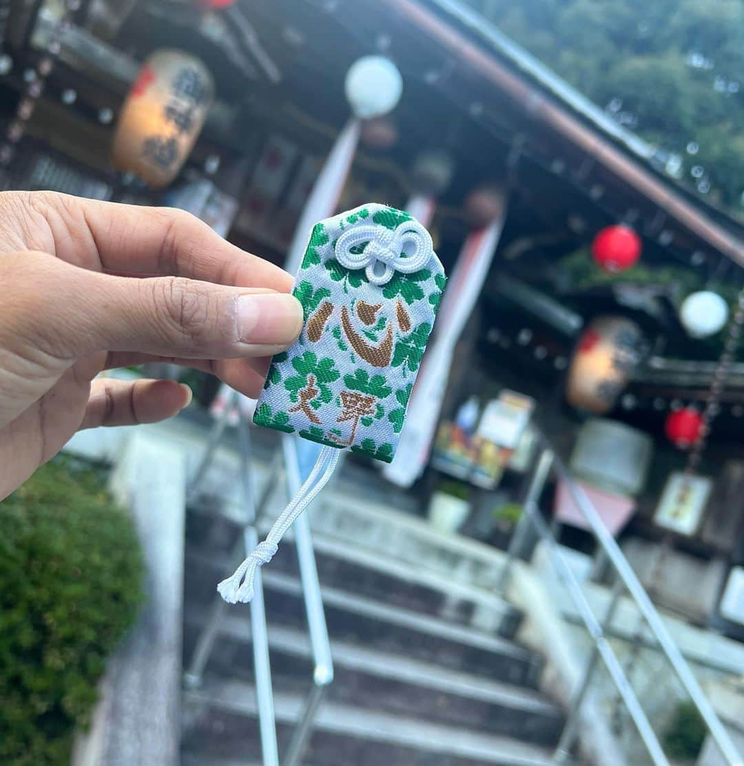 白上一成さんのインスタグラム写真 - (白上一成Instagram)「滋賀県栗東市にある『大野神社』に行ってきました⛩️ 平安時代後期に創建され、滋賀県最古の櫻門があり国の重要文化財に指定されている歴史ある神社✨ 参拝もして心願成就の御守りもGETして心清まりました🙇‍♂️  #東京力車 #滋賀 #栗東 #大野神社」10月30日 16時23分 - karintou.5